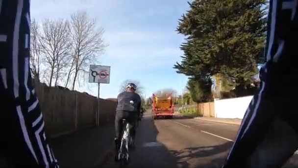 กรยาน Pov ดหน าอกบนถนน B467 งแซงโดยข ามรถบรรท กในอ กแฮม — วีดีโอสต็อก