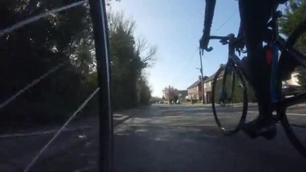 Point Vue Faible Angle Faisant Vélo Long Route Des Maisons — Video