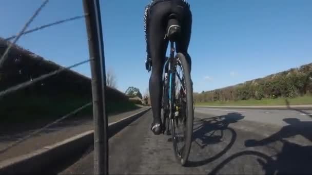 Roda Dianteira Baixo Ângulo Pov Ciclismo Longo Estrada Corredor Passado — Vídeo de Stock