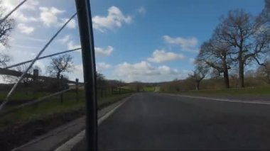 Düşük açılı POV Bisiklet Windsor 'daki Çarşaf Sokak Yolu' nda Van Tarafından Geçiliyor