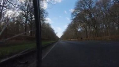 Windsor 'daki A332 Sheet Caddesi boyunca Düşük Açılı POV Bisiklet