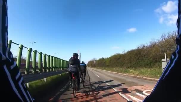 Point Vue Monté Sur Poitrine Suivant Les Cyclistes Long Chemin — Video