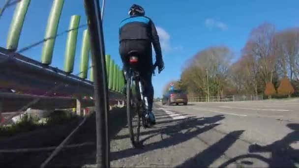 Low Angle Pov Bicicletta Lungo Strada Del Maneggio Con Auto — Video Stock