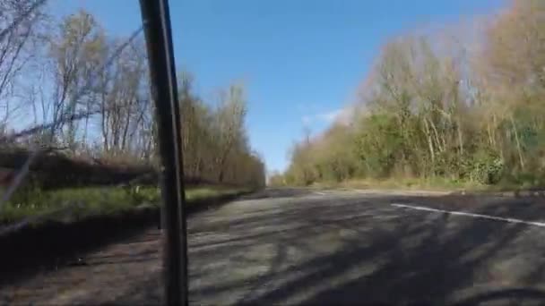 Low Angle Pov Radfahren Entlang Der Ruhigen Landstraße Spurensuche — Stockvideo