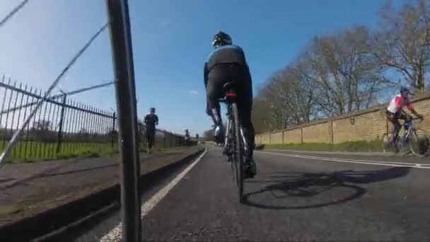 Low Angle Pov Radfahren Entlang Der Southlea Road Berkshire Nachschuss — Stockvideo