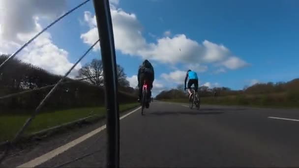 Låg Vinkel Framhjulet Pov Cykling Längs Vägen Med Bilar Omkörning — Stockvideo