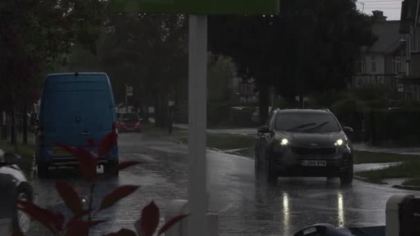 Día Lluvioso Sombrío Mirando Por Calle Residencial Londres Con Tráfico — Vídeos de Stock