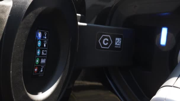 ハイブリッド車の充電車のドアにピーフ充電情報ステータスステッカー ロックオフ — ストック動画