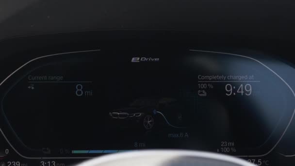 View Plug Hybrid Car Charging Dashboard Display Afgesloten — Stockvideo