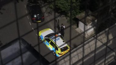 Smith Meydanı 'nda polis memurlarıyla birlikte Metropolitan Polis Arabası' nın çatısından görüntüler. Yüksek Açı, Kilitli