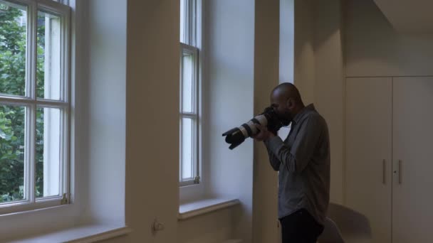 Dospělý Asian Male Taking Surveillance Photos Office Window Uzamčeno — Stock video