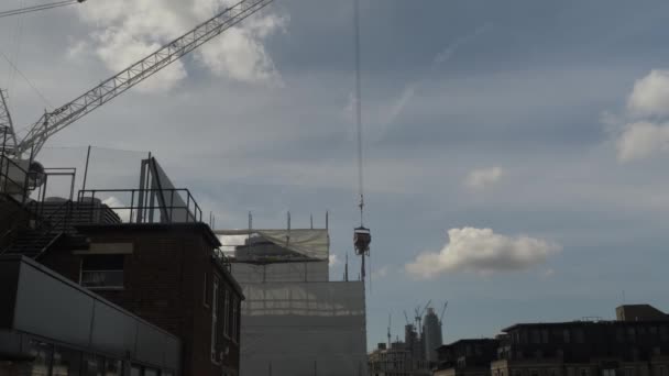 Żuraw Zamontowany Wiadro Betonu Betonowego Jest Przenoszony Budowie Londynie Zamknięte — Wideo stockowe
