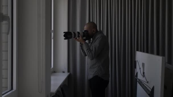 Adulto Reino Unido Masculino Asiático Tomando Fotos Vigilancia Lado Ventana — Vídeos de Stock