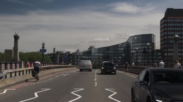 Kijk Lambeth Bridge Theems Terwijl Het Verkeer Voorbij Gaat Afgesloten — Stockvideo