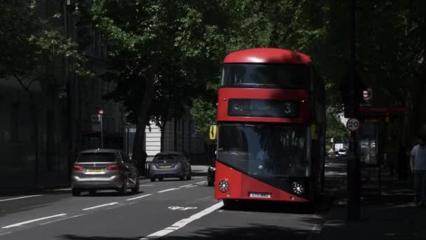 Red Routemaster Bus Going Millbank Road Londres Bloqueado — Vídeo de Stock