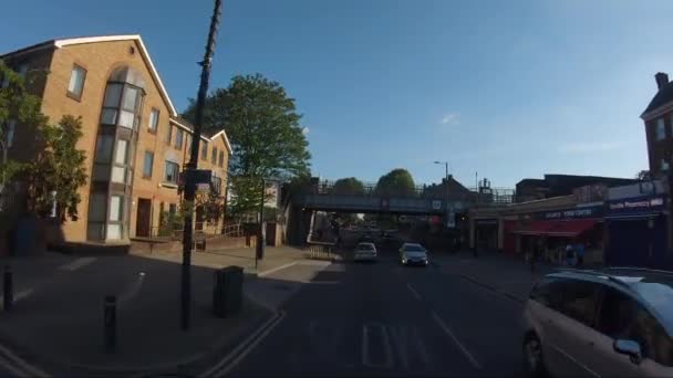 Pov Carro Dirigindo Sob Ponte Ferroviária Estação North Harrow Longo — Vídeo de Stock