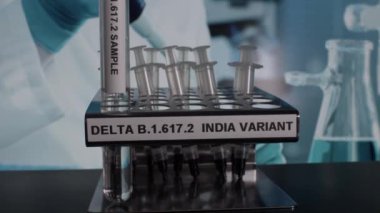Delta B.1.617.2 Hint Değişken Test Tüpü Örnekleri Rafa Yerleştiriliyor. Kilitli