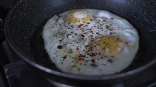 달걀에 꽃병을 프라이 만들었다 차단되다 — 비디오