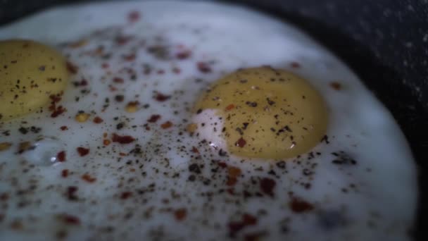 Œufs Frits Saupoudrés Piment Flocons Piment Cuisson Dans Casserole Fermer — Video