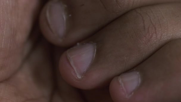 マクロは少数民族の成人男性の爪の閉鎖 ロックオフ — ストック動画