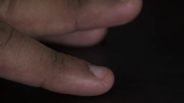 Kara Masaya Etnik Azınlık Parmakları Vuruyor. Kapat, Macro, Kapalı