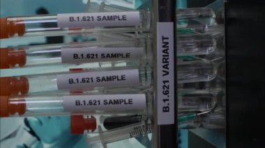 B.1.621 Örnek Tüpler Raftan çıkarılıyor. Dikey Video, Kilitli