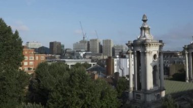 Westminster 'daki St. John' s Smith Meydanı Kuleleri 'nin çatı manzarası. Yavaşça Büyüt