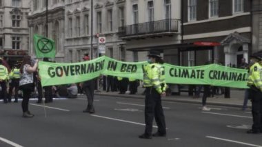 Parlamento Caddesinde İklim Değişikliği Soykırımı İsyanı Gösterisi. Kilitli