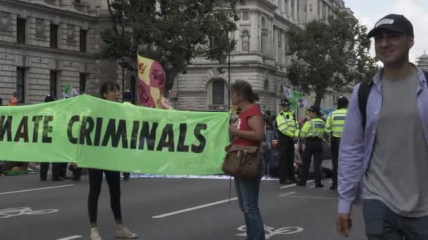Manifestantes Con Banderas Pancartas Manifestándose Plaza Del Parlamento — Vídeos de Stock
