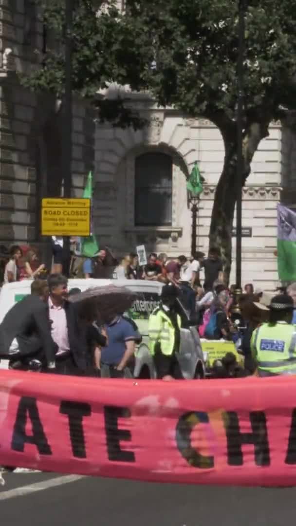 Demonstranten Blokkeren Whitehall Londen Verticale Video Afgesloten — Stockvideo