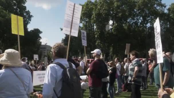 賃貸人の広場でプラカードを聞いている人々の群衆一緒に議会広場でラリー ロックオフ — ストック動画