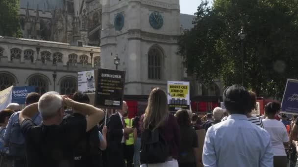 Gran Multitud Incluidos Hombres Mujeres Pie Con Pancartas Las Manos — Vídeo de stock