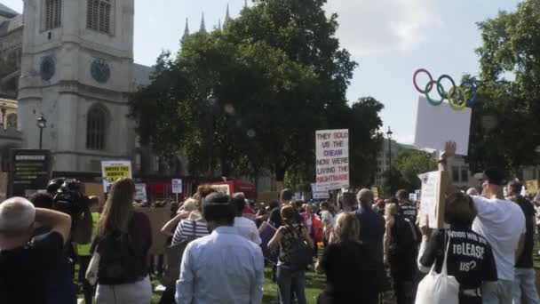 Multitud Escuchando Aplaudiendo Mitin Arrendatarios Juntos Parliament Square Disparo Estático — Vídeo de stock