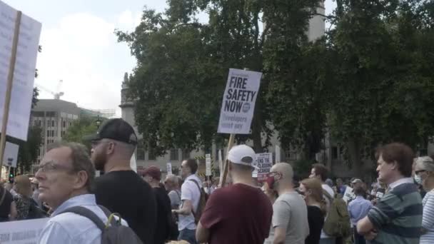 Des Hommes Des Femmes Tiennent Debout Avec Des Pancartes Dans — Video