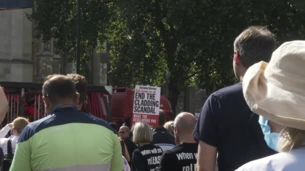 Människor Står Parliament Square Med Plakat Händerna För Att Stödja — Stockvideo