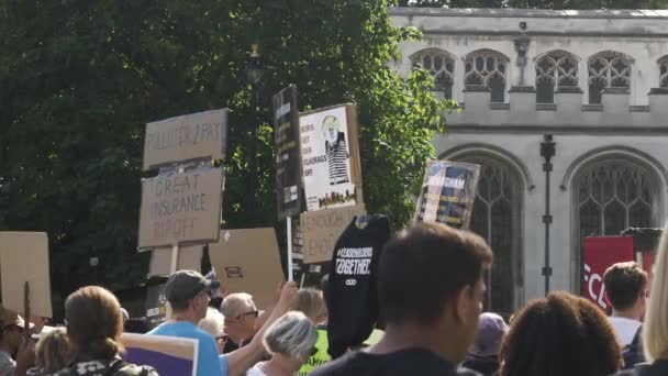 Плакаты Держались Арендодателей Вместе Митинг Парламентской Площади Static Shot — стоковое видео