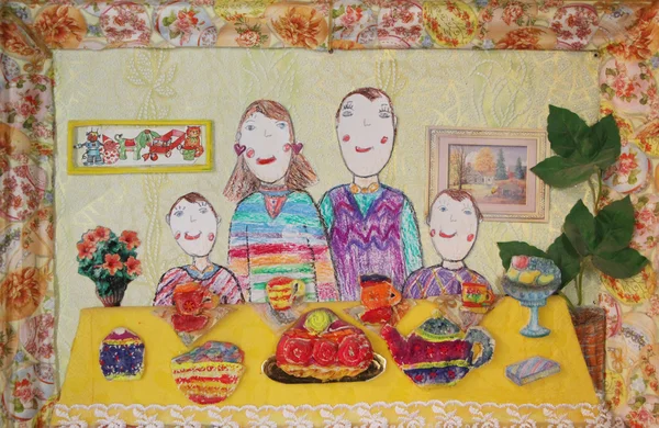 Дитячий малюнок родини. Щаслива сім'я з двома дітьми — стокове фото