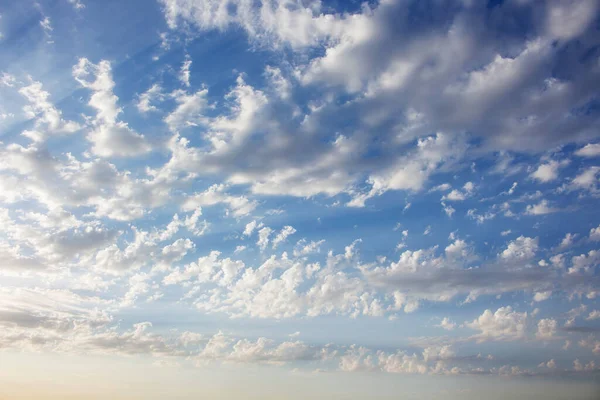 Güzel mavi gökyüzünün panoramik manzarası. Kabarık beyaz bulutlar. Güneş ışınlarıyla aydınlatılıyor. Bulut Burnu. Doğa Havası. Ürün sunumu için sezonluk konsept ve metin için yeri olan duvar kağıdı.