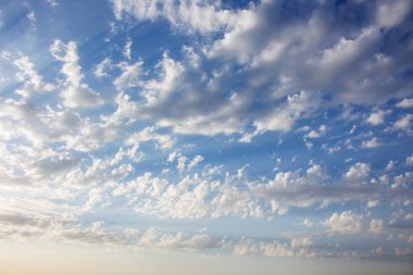 Güzel mavi gökyüzünün panoramik manzarası. Kabarık beyaz bulutlar. Güneş ışınlarıyla aydınlatılıyor. Bulut Burnu. Doğa Havası. Ürün sunumu için sezonluk konsept ve metin için yeri olan duvar kağıdı.