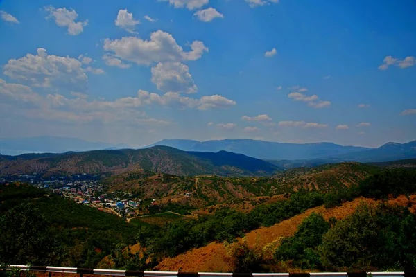 Rybachye Köyünün Çevresindeki Dağlar — Stok fotoğraf
