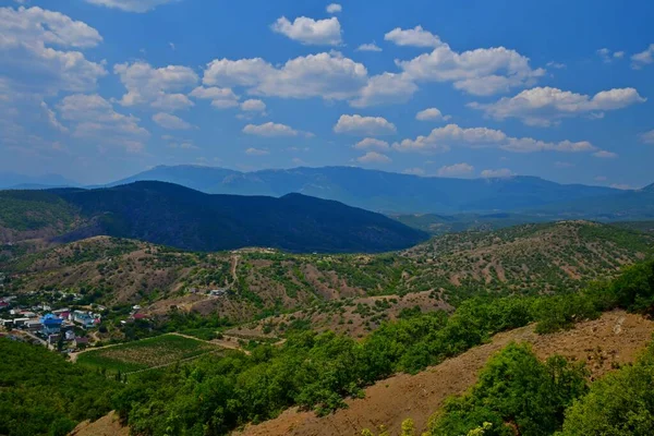 Βουνά Κοντά Στο Χωριό Rybachye — Φωτογραφία Αρχείου