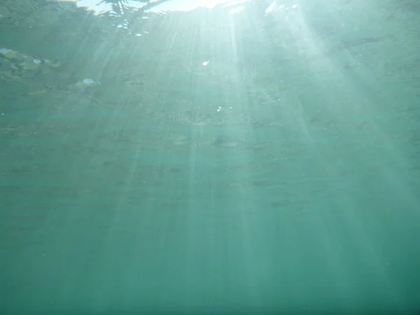 地中海水下的太阳光 — 图库照片