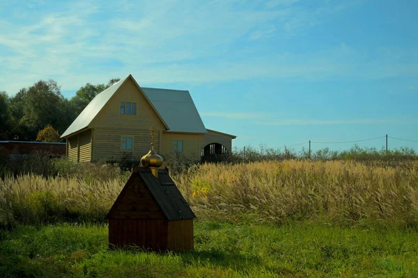 Nový Dřevěný Dům Pozadí Svatého Jara — Stock fotografie