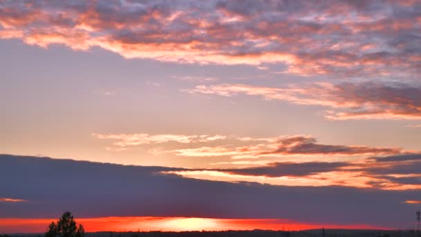 Poniéndose Bajo Las Nubes Púrpuras Sol Sobre Horizonte — Vídeo de stock