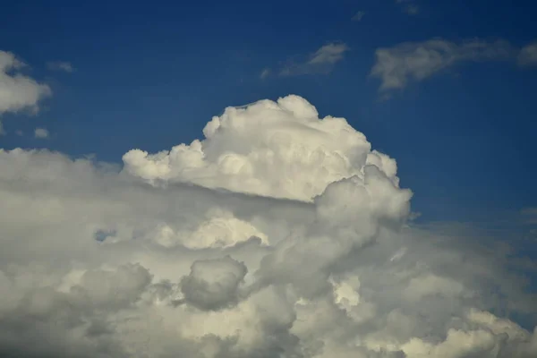 Blauer Himmel Mit Üppig Weißen Wolken — Stockfoto