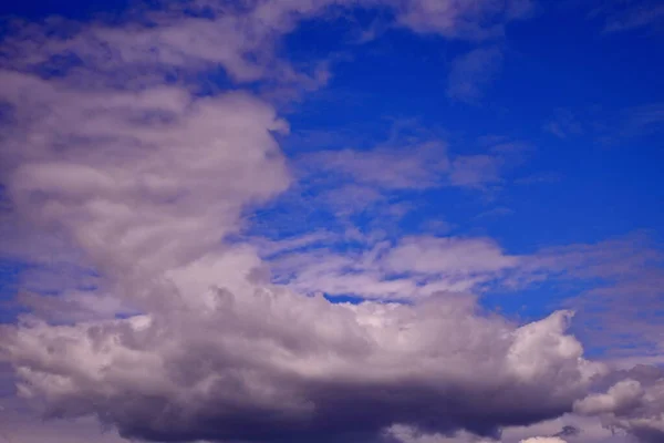 Blauer Himmel Mit Üppig Weißen Wolken — Stockfoto
