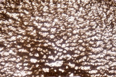 Suyun altında parlak ışıklandırılmış galvanize metal