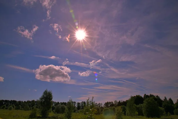 Λαμπερός Ήλιος Στον Ουρανό Φωτεινά Σύννεφα — Φωτογραφία Αρχείου