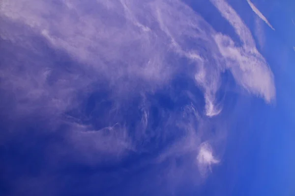 Ungewöhnliche Form Bizarrer Wolken Auf Blauem Hintergrund — Stockfoto