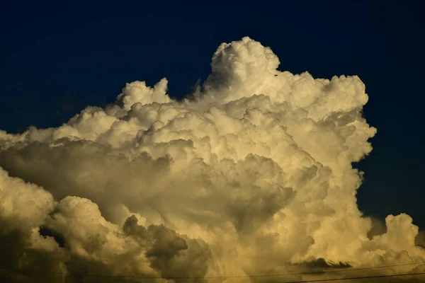 Dicke Wolken Licht Der Abendsonne — Stockfoto